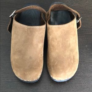 Suede leather clog